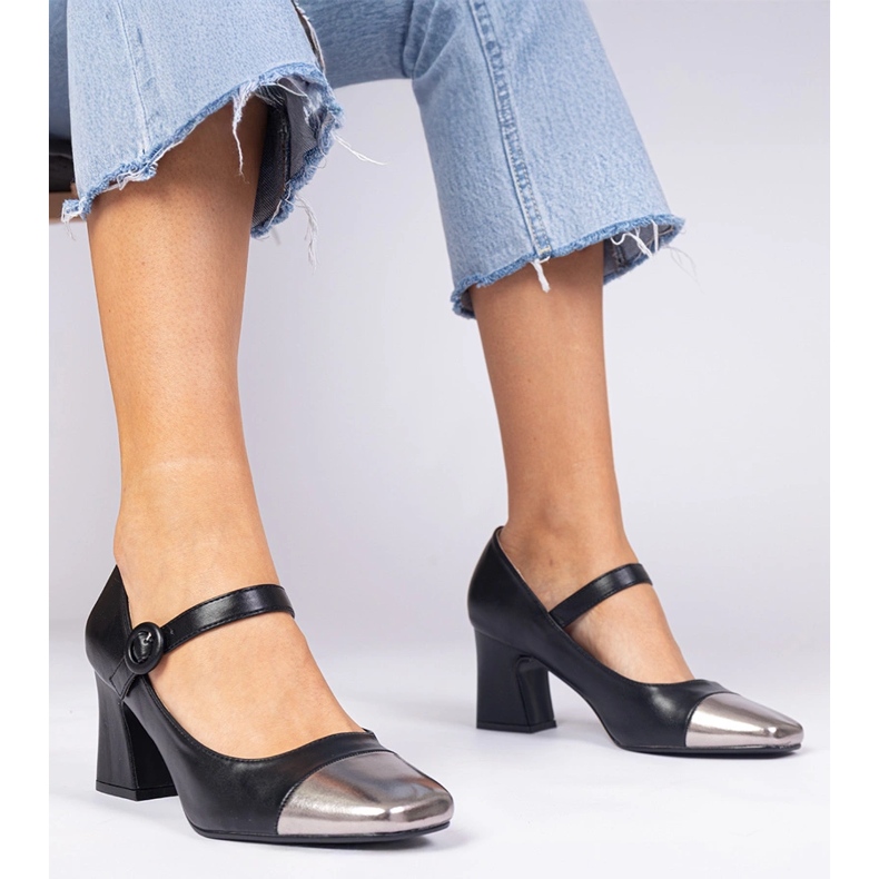 Svarta kvinnors pumpar med silvertå 1