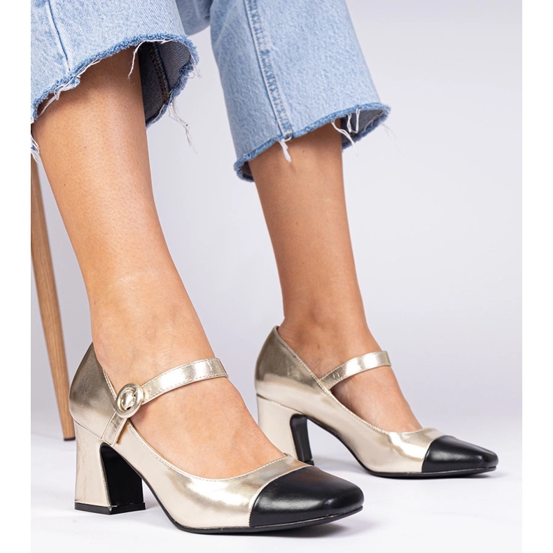 Gyllene kvinnors pumpar med en svart näsa 1