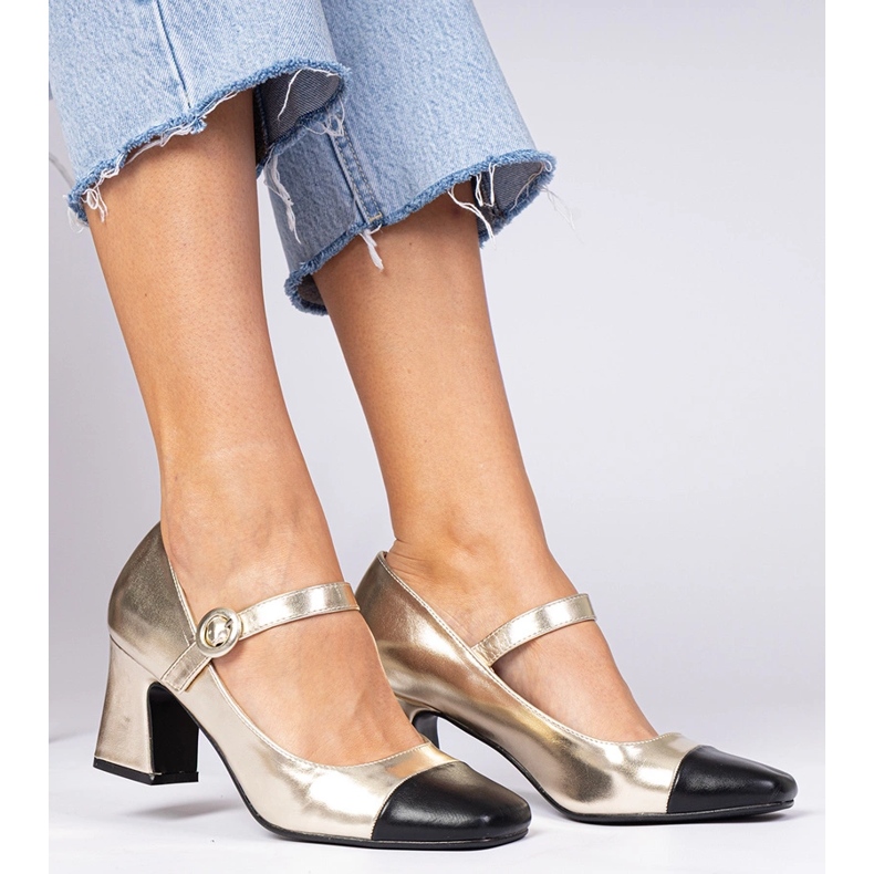 Gyllene kvinnors pumpar med en svart näsa 2