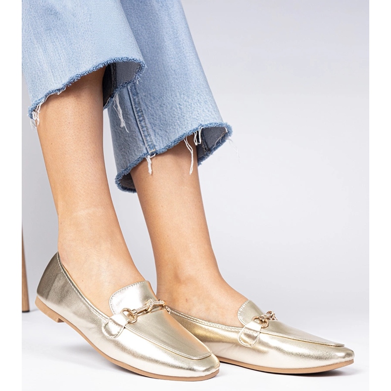 Gyllene eleganta loafers med en gyllene dekoration och zirkoner 1