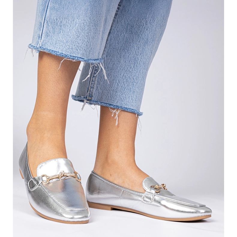 Silver eleganta loafers med en gyllene dekoration och zirkoner silver- 1