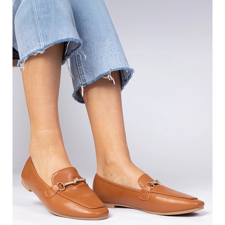 Bruna eleganta loafers med en gyllene dekoration och zirkoner 2