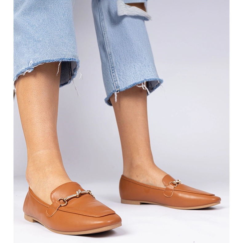 Bruna eleganta loafers med en gyllene dekoration och zirkoner 1