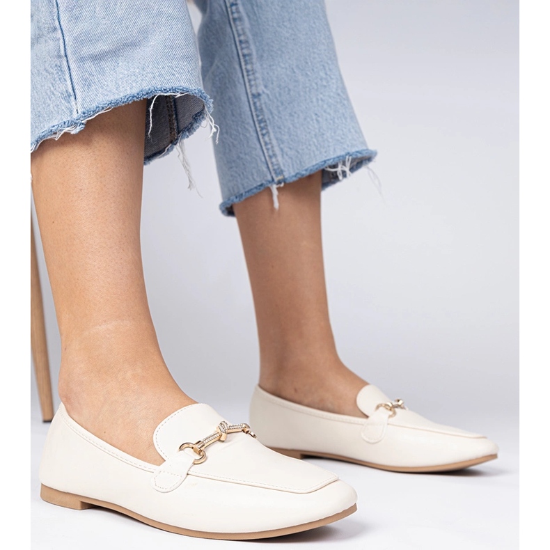 Beige eleganta loafers med en gyllene dekoration och zirkoner 1