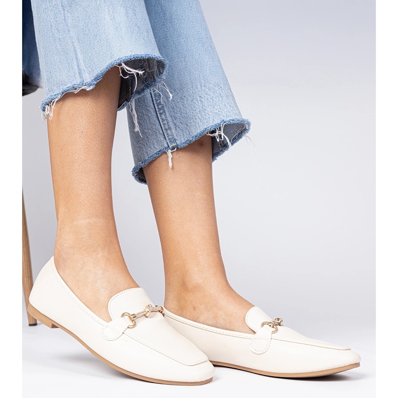 Beige eleganta loafers med en gyllene dekoration och zirkoner 2