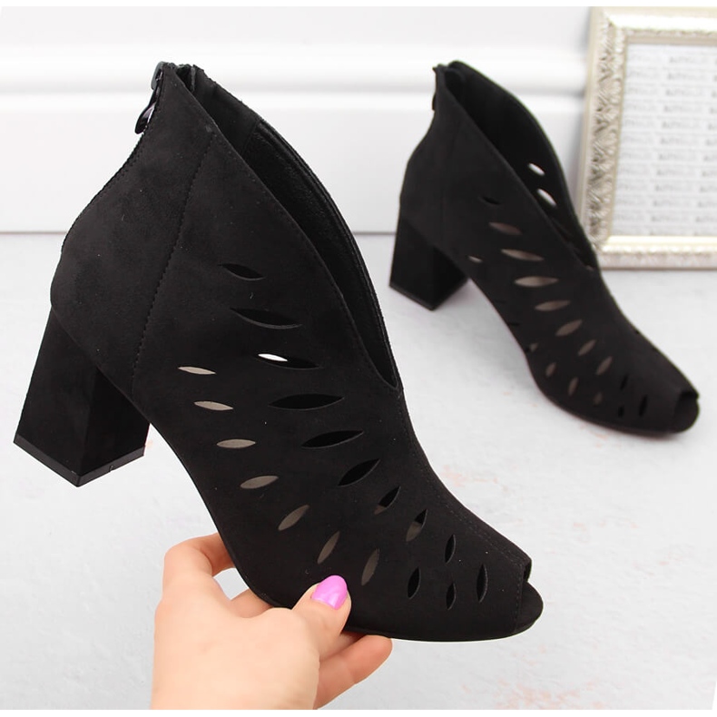 Genombrutna stövlar i mocka med öppen tå, svart Potocki LE20318 1