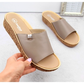 Skinnbekväma cappuccinotofflor för kvinnor Helios 130,42 beige 1