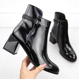 Svarta ankelstövlar i lack med dekorativ klack D&amp;A S.Barski Premium Collection MR880-140 1