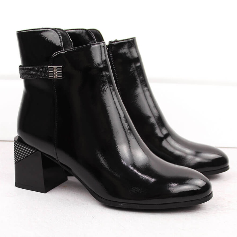 Svarta ankelstövlar i lack med dekorativ klack D&amp;A S.Barski Premium Collection MR880-140 2