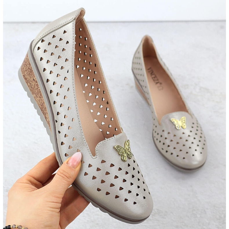 Kvinnors skor på en öppen kil med en prydnad av Golden Vinceza 58472 gyllene 1