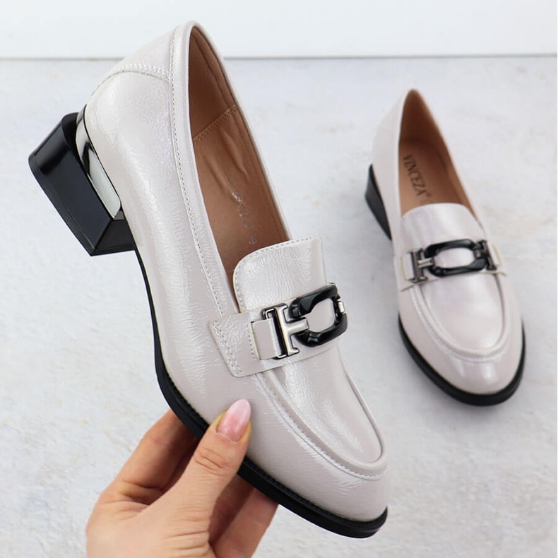 Kvinnors skor lackerade med en dekorativ hälgrå Vinceza 58492 1