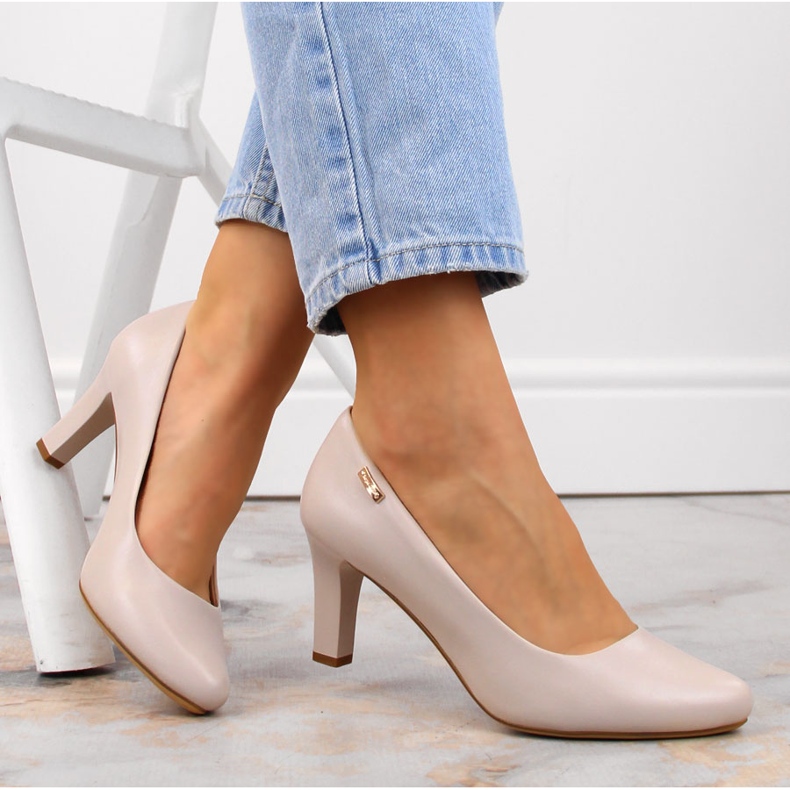 Beige lågklackade pumps från Sergio Leone 2