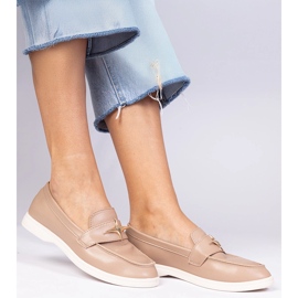 Mörka beige kvinnors loafers med en gyllene dekoration 2