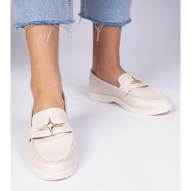 Beige kvinnors loafers med en gyllene dekoration 1