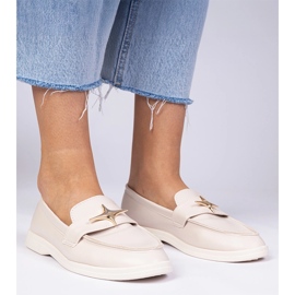 Beige kvinnors loafers med en gyllene dekoration 2