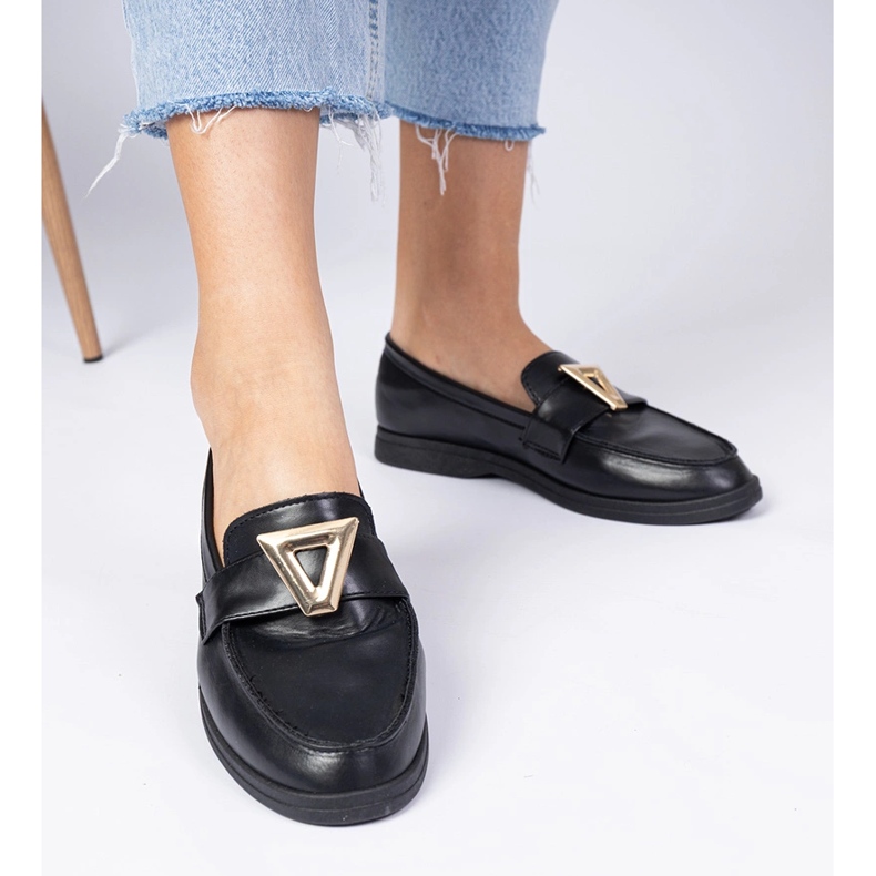Svarta kvinnors loafers med en elegant dekoration 2