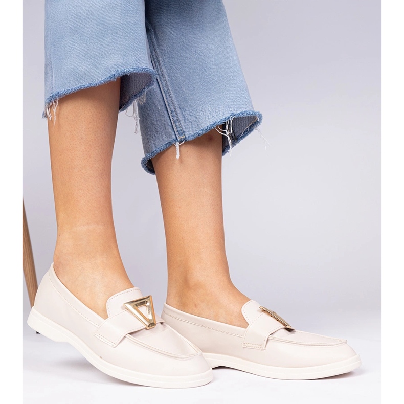 Beige kvinnors loafers med en elegant dekoration 1