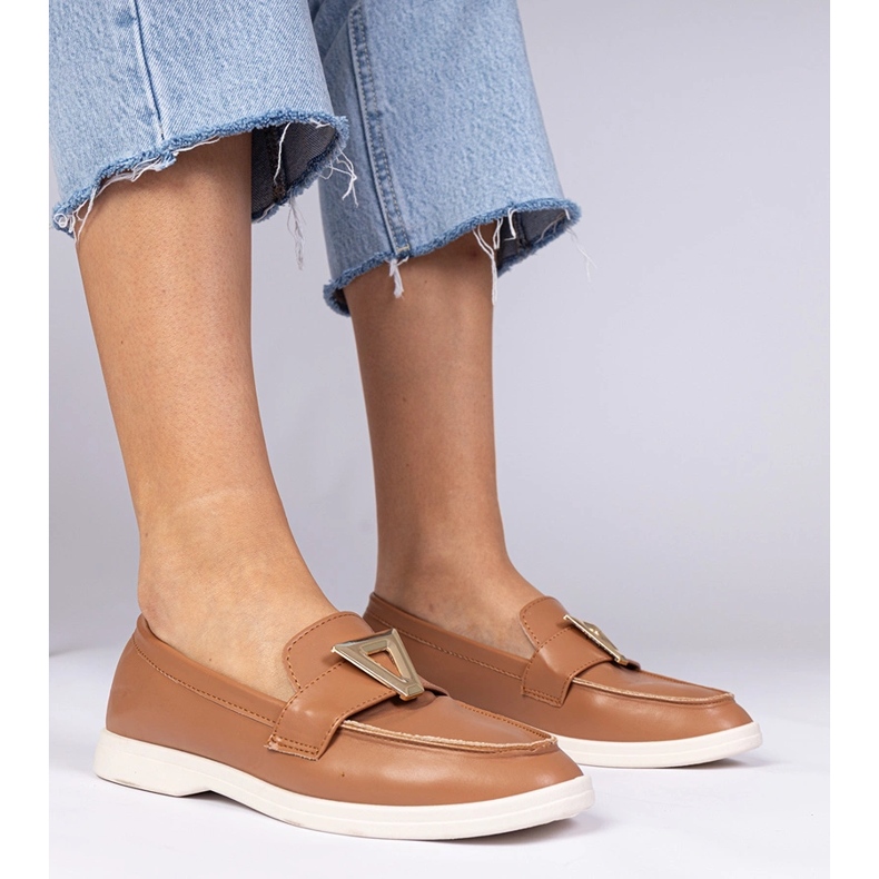 Bruna kvinnors loafers med en elegant dekoration 1
