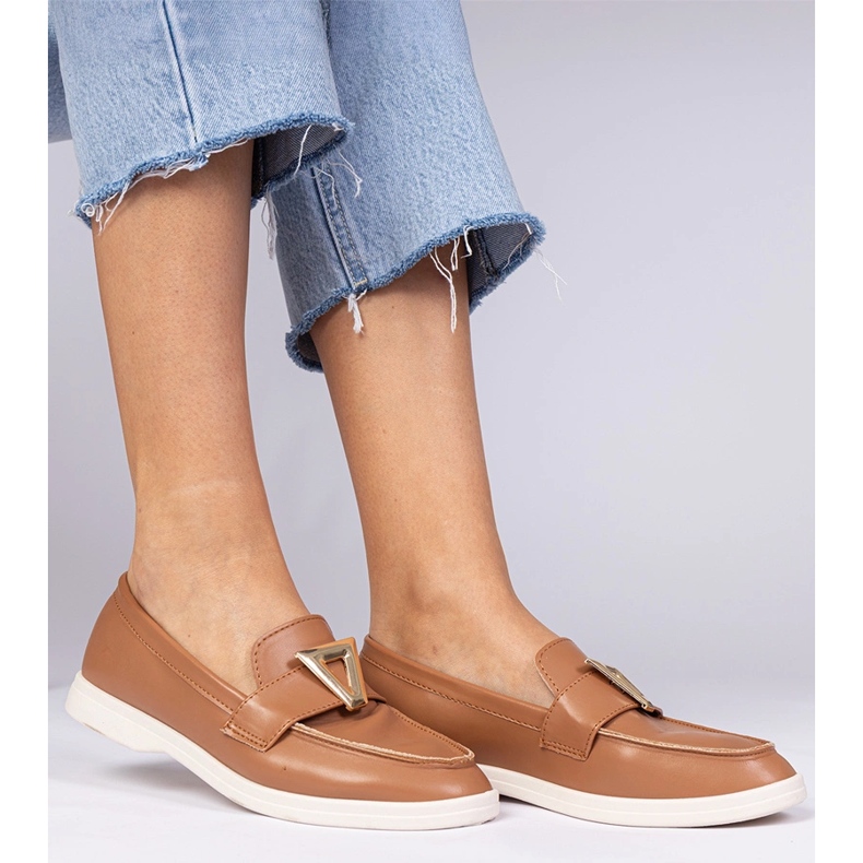 Bruna kvinnors loafers med en elegant dekoration 2