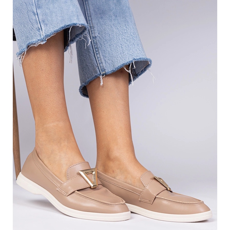 Mörka beige kvinnors loafers med en elegant dekoration 2