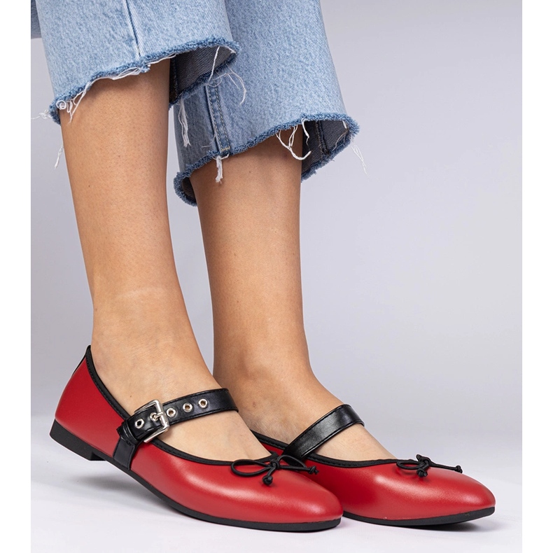 Röda kvinnors ballerinor med en båge 1