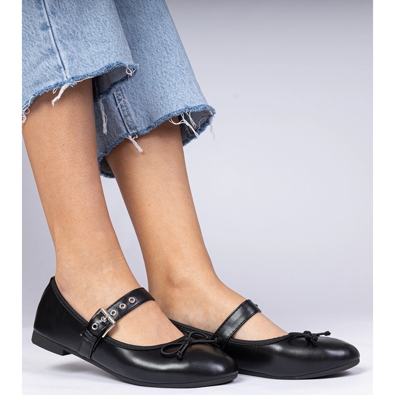 Svarta kvinnors ballerinor med en båge 1