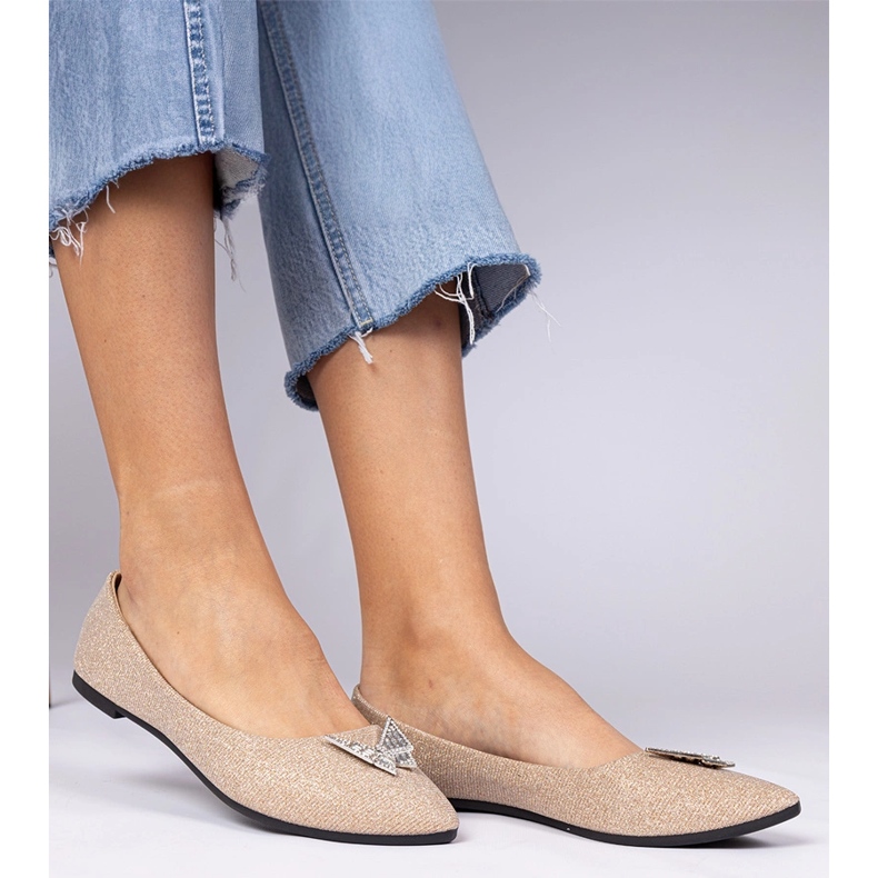 Kvinnors champagnebrokadballerinas med en fjäril beige 2