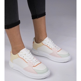 Vita och gula sportsneakers från Eco-Leather 1