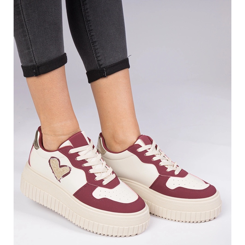 Kvinnors vinröd sneakers med ett brokadhjärta 1