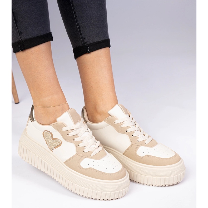 Bruna kvinnors sneakers med ett brokadhjärta 1