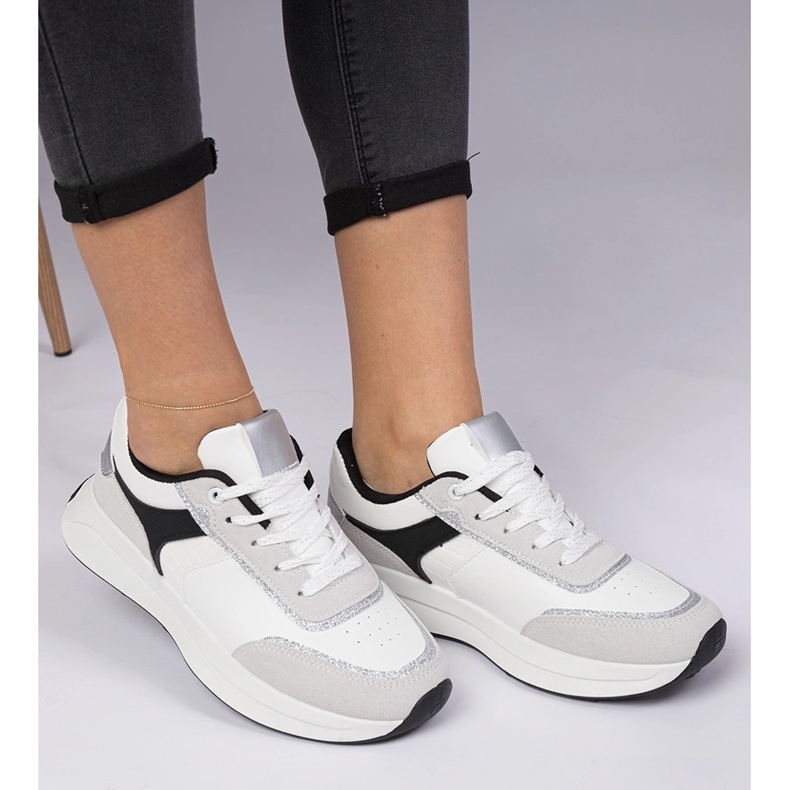 Vita damsneakers med glitter 1