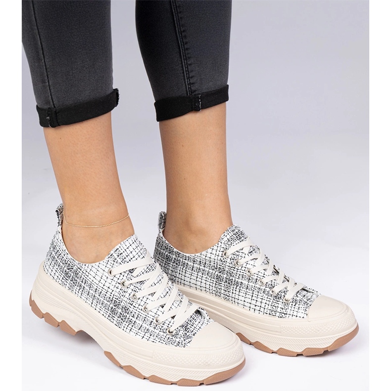 Svartvita sneakers på en tjock sula 1