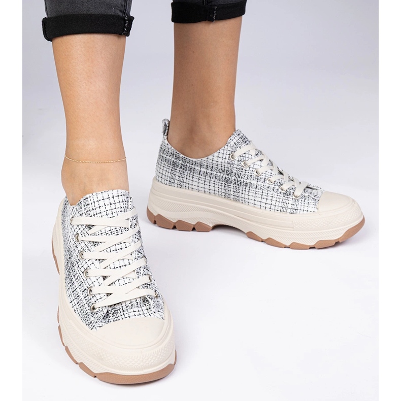 Svartvita sneakers på en tjock sula 2