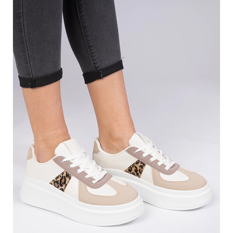 Beige sneakers sneakers på plattformen 1