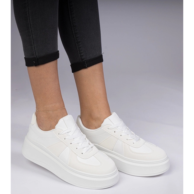 Vita sneakers sneakers på plattformen 1