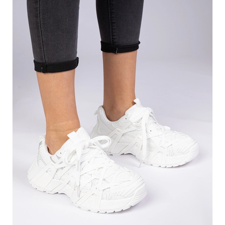 Vita sneakers på en massiv sula 1