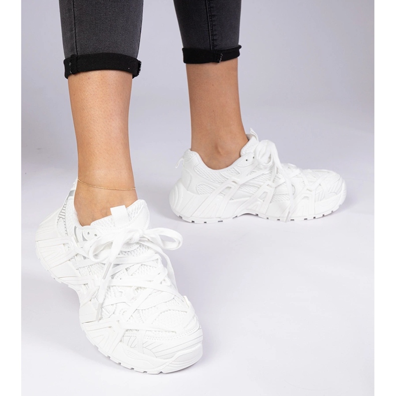 Vita sneakers på en massiv sula 2