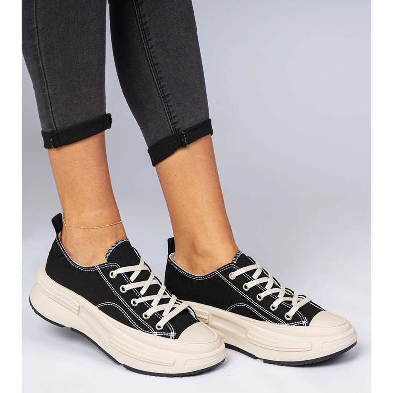 Svart kvinnors material sneakers 1