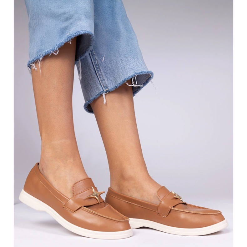Bruna kvinnors loafers med en gyllene dekoration 1
