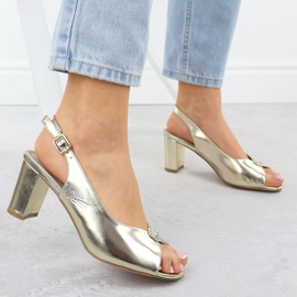 Kvinnors sandaler på posten Metallic Golden Jezzi 6985 gyllene 2