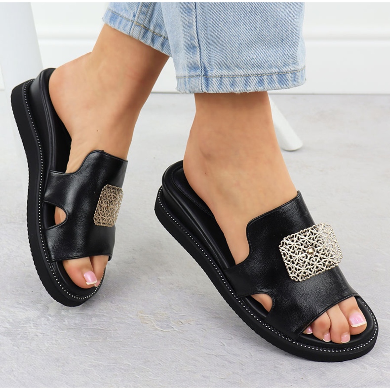 Eco-läder tofflor på den svarta plattformen med en prydnad av Jezzi 2267 1