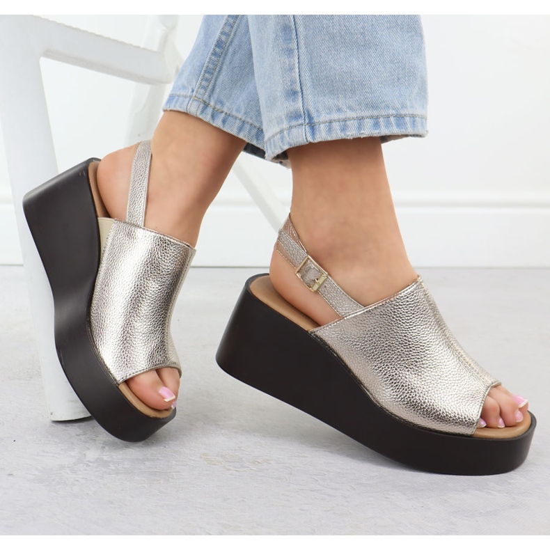 Kvinnors sandaler på plattformen Golden Jezzi 24130 gyllene 1