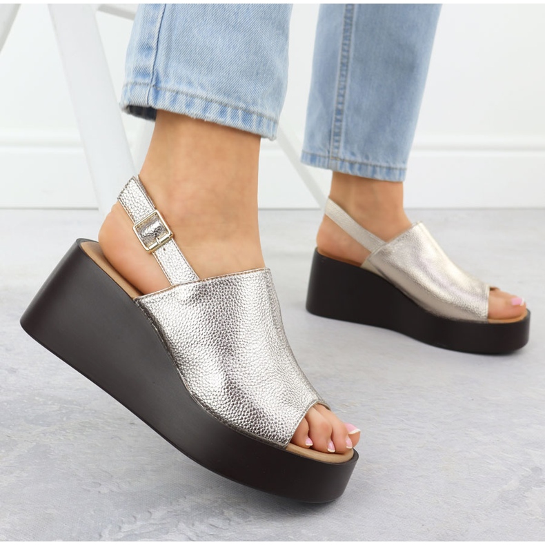 Kvinnors sandaler på plattformen Golden Jezzi 24130 gyllene 2