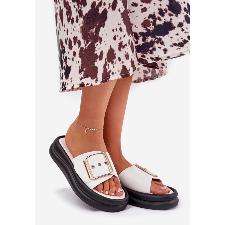 Kvinnors flip flops på en massiv plattform med ett dekorativt vitt spänne 1