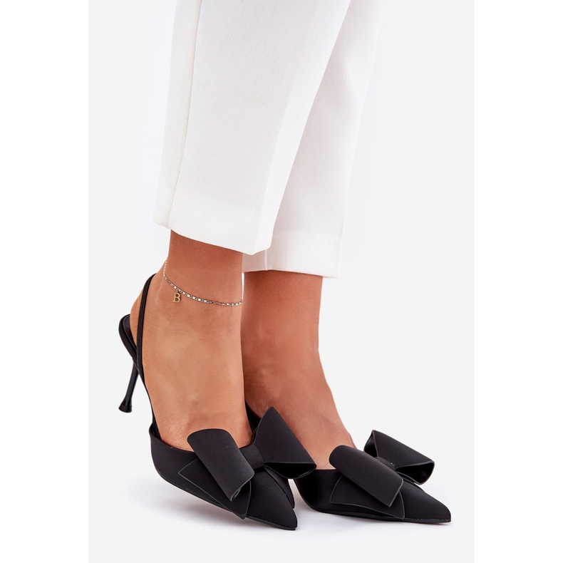 Höga klackar med nakna klackar och en svart båge 1