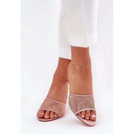 Dekorerade flip flops på champagne -stiftet gyllene 3