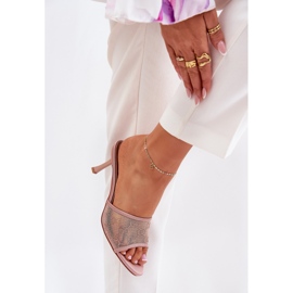 Dekorerade flip flops på champagne -stiftet gyllene 5