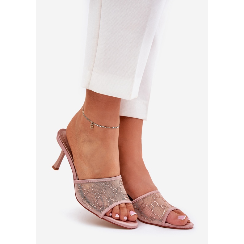 Dekorerade flip flops på champagne -stiftet gyllene 1