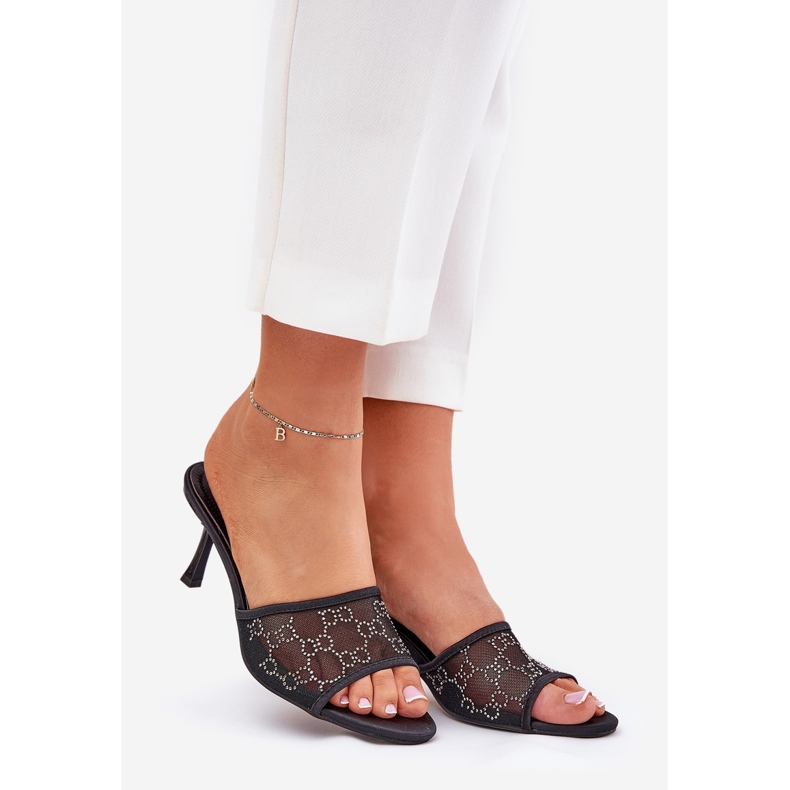 Dekorerade flip flops på den höga hälen svart 1