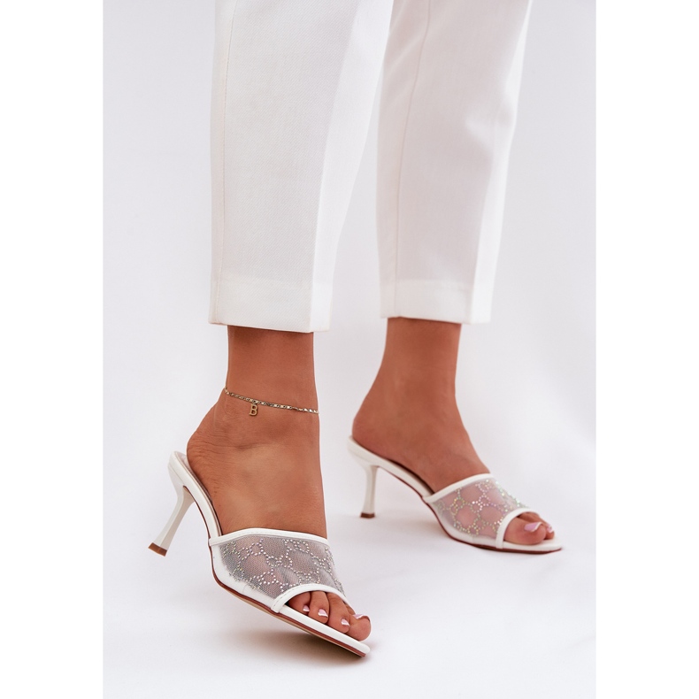 Dekorerade flip flops på den höga hälen vit 2